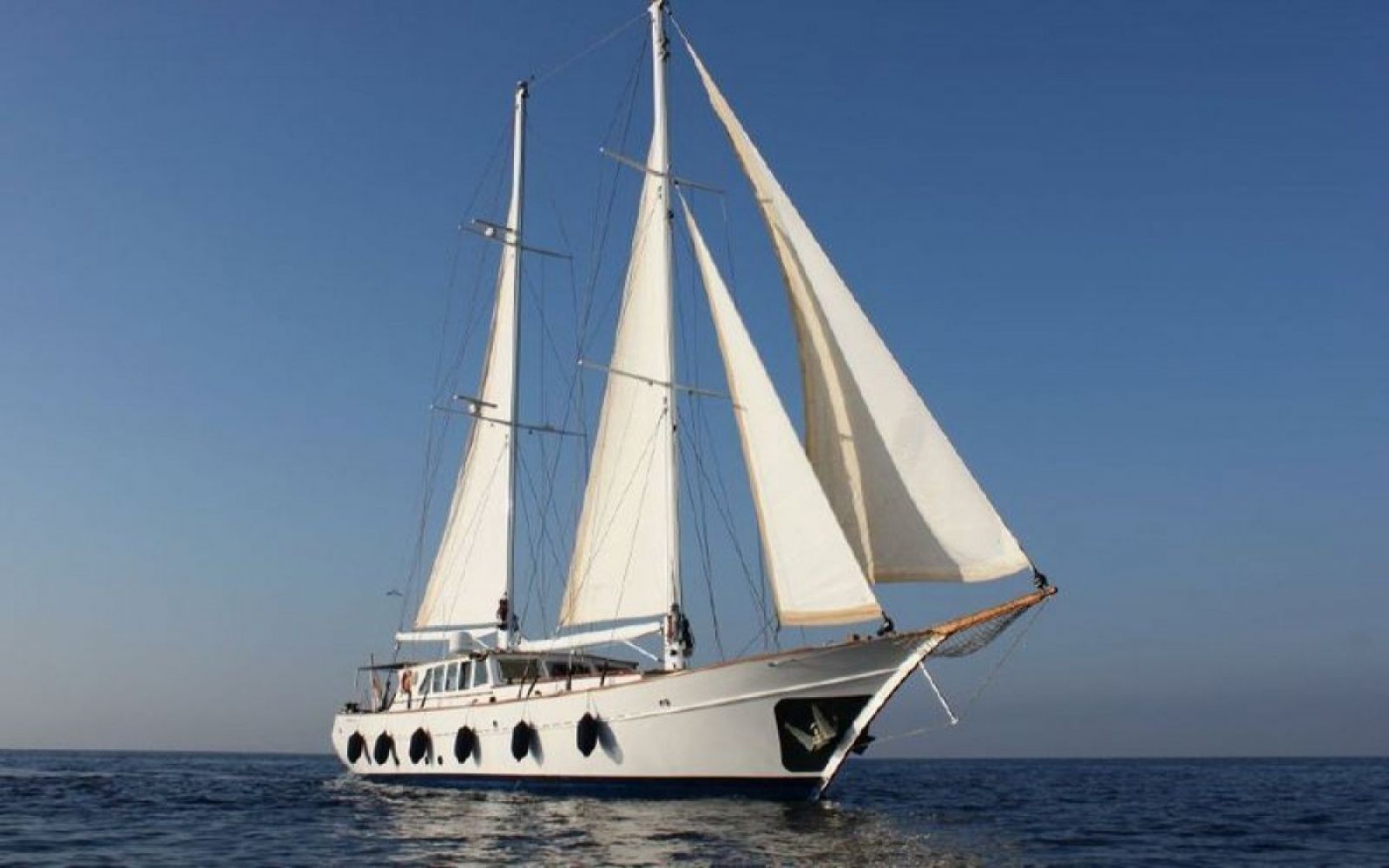 Milos yacht cruises